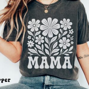 Comfort Colors' Vintage floral Mama t-shirt: Retro Floral Mama Shirt, Groovy Mom T-Shirt, Mothers Day Gift for Mom, Boho Wildflower Tee.